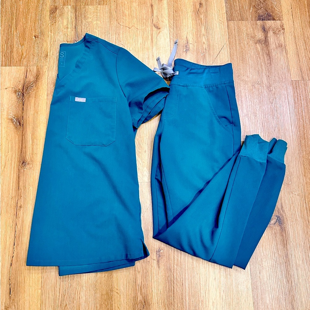 FIGS-Caribbean Blue Catarina - One-Pocket Scrub Top XS AND Jogger Scrub Pants XS